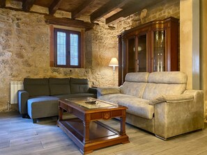 TV - Country House 'La Mambla De La Ribera 1' with Mountain View, Shared Garden and Wi-Fi (Mambrilla de Castrejón)