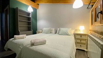 5 bedrooms, iron/ironing board, free WiFi, bed sheets