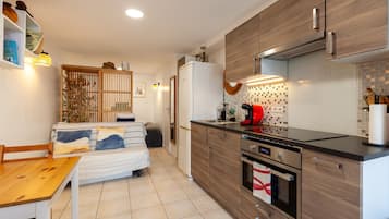 Kühlschrank, Mikrowelle, Ofen, Herdplatte