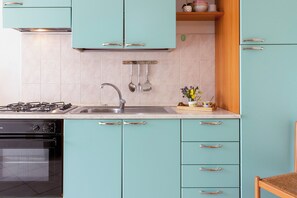 Réfrigérateur, four, plaque de cuisson, cafetière/bouilloire