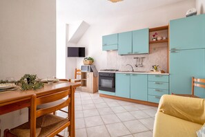 Fridge, oven, stovetop, coffee/tea maker