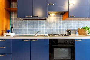 Réfrigérateur, four, plaque de cuisson, cafetiÚre/bouilloire