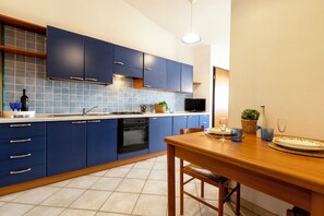 Réfrigérateur, four, plaque de cuisson, cafetiÚre/bouilloire