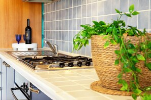 Frigorifero, forno, piano cottura, macchina per tè/caffè