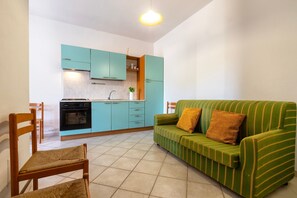 TV, fireplace - Apartment 'Fontanella Pt Sx' with Balcony, Wi-Fi and Air Conditioning (Isola Rossa)