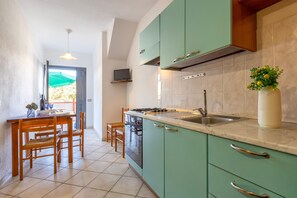 Fridge, oven, stovetop, coffee/tea maker - Apartment 'Fontanella Pt Sx' with Balcony, Wi-Fi and Air Conditioning (Isola Rossa)