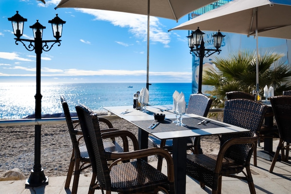 Outdoor dining - Apartment 'Eden 2' with Private Terrace, Wi-Fi and Air Conditioning (Menton)