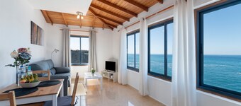 Apartment 'La Bayana - 8' with Sea View, Shared Pool and Wi-Fi