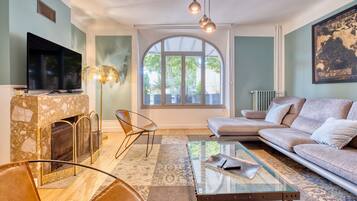 Televisión, chimenea, videojuegos y reproductor de DVD