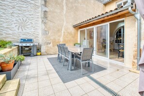 Outdoor dining - Guest House 'La Chambre Rayures' with Shared Terrace, Shared Garden and Wi-Fi (Eymet)