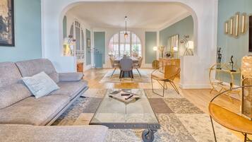 Televisión, chimenea, videojuegos y reproductor de DVD