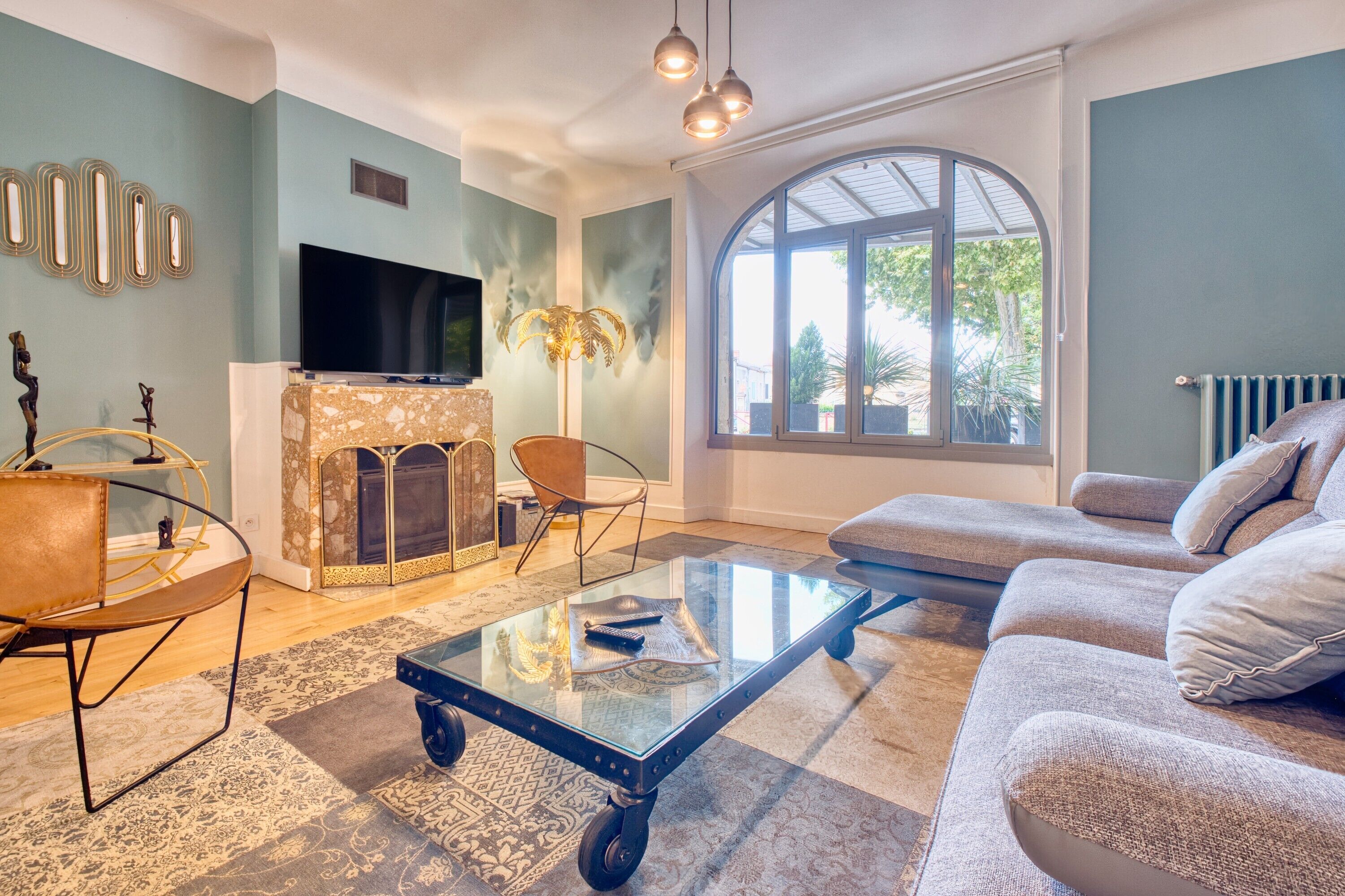 Télévision, cheminée, jeux vidéo, lecteur de DVD