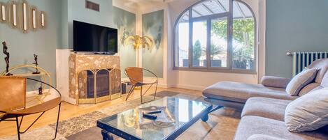 Télévision, cheminée, jeux vidéo, lecteur de DVD