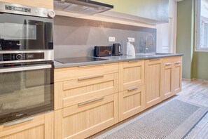 Geladeira, micro-ondas, fogão, cooktop