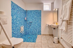 Suihku, hiustenkuivaaja, pyyhkeet