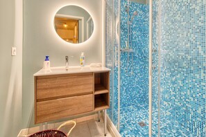 Regadera, secadora de cabello, toallas 