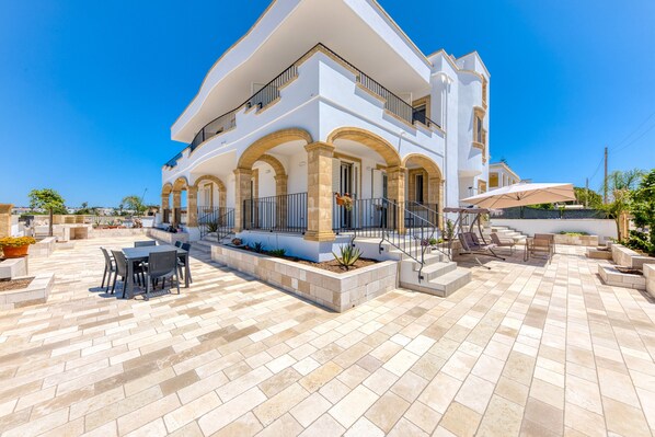 Outdoor dining - Room 'Dei Due Mari - Sole' with Private Terrace, Wi-Fi and Air Conditioning (Morciano di Leuca)