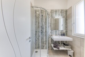 Dusche, Haartrockner, Handtücher