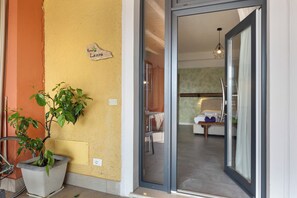 1 bedroom, iron/ironing board, free WiFi, bed sheets - Room 'Relais Villa Olivi Comfort Laura' with Lake View, Wi-Fi and Air Conditioning (Costermano sul Garda)