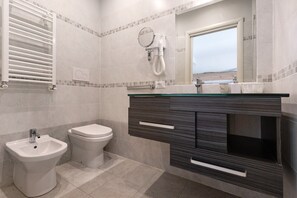 Bruser, hårtørrer, håndklæder