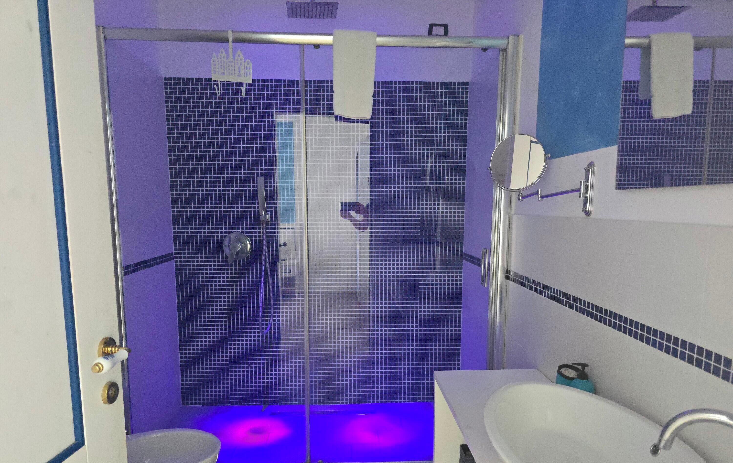 Douche, sèche-cheveux, serviettes fournies