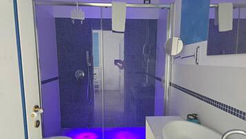 Douche, sèche-cheveux, serviettes fournies