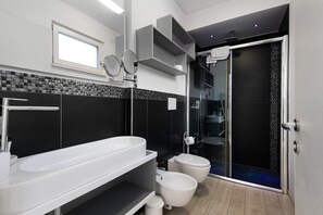 Ducha, secador de pelo, toallas