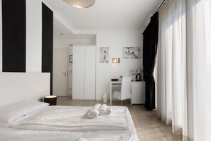 1 bedroom, iron/ironing board, free WiFi, bed sheets - 'Relais Olivi Superior Milano' Room with Lake View, Wi-Fi, and Air Conditioning (Costermano sul Garda)