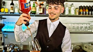 Una persona sirviendo una bebida en un vaso.