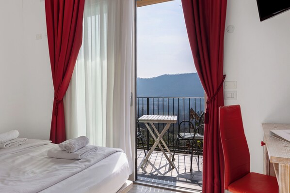 1 bedroom, iron/ironing board, free WiFi, bed sheets - Room 'Relais Olivi Superior Verona' with Lake View, Wi-Fi and Air Conditioning (Costermano sul Garda)
