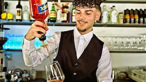 A person pouring a drink into a glass. - Room 'Relais Olivi Superior Verona' with Lake View, Wi-Fi and Air Conditioning (Costermano sul Garda)