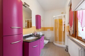 Suihku, hiustenkuivaaja, pyyhkeet