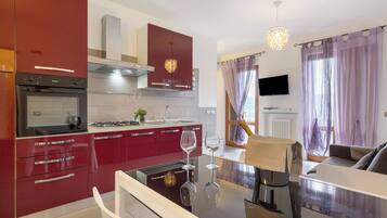 Fridge, cookware/dishes/utensils, spices