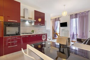 Kjøleskap, kjøkkenutstyr og krydder