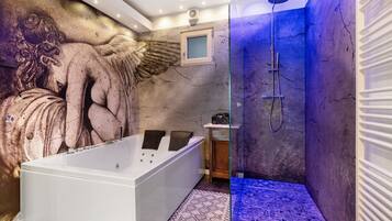 Chuveiro, secador de cabelo, toalhas de banho