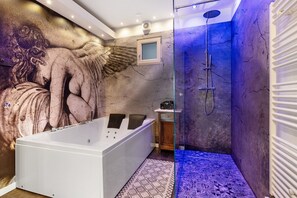 Shower, hair dryer, towels - Suite Firenze with Lake View, Sauna, Jacuzzi, Wi-Fi, and Air Conditioning (Costermano sul Garda)
