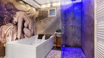 Douche, sèche-cheveux, serviettes fournies