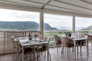 Dining - Apartment 'Relais Olivi Garten' with Lake View, Wi-Fi and Air Conditioning (Costermano sul Garda)