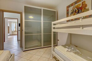 2 室のベッドルーム、アイロン / アイロン台、WiFi (無料)、ベッドシーツ