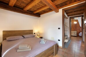2 bedrooms, desk, iron/ironing board, free WiFi - Apartment 'Tra Montagna E Città - Aosta' with Mountain View and Balcony (Aosta)