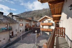Property grounds - Apartment 'Tra Montagna E Città - Aosta' with Mountain View and Balcony (Aosta)