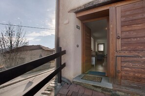 Exterior detail - Apartment 'Tra Montagna E Città - Aosta' with Mountain View and Balcony (Aosta)