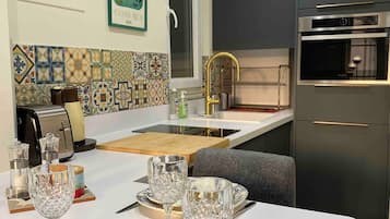 Kühlschrank, Mikrowelle, Ofen, Herdplatte