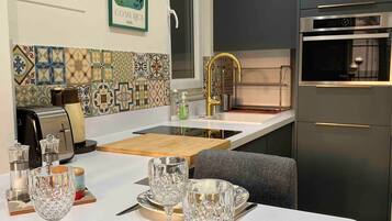 Réfrigérateur, micro-ondes, four, plaque de cuisson