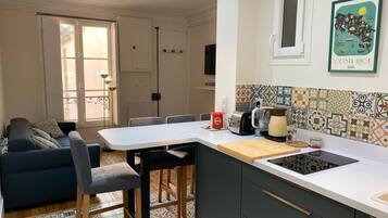 Réfrigérateur, micro-ondes, four, plaque de cuisson