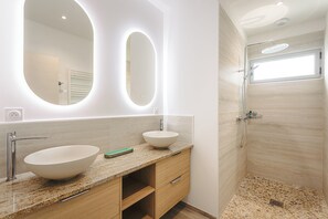 Shower, hair dryer, towels