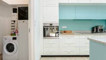 KĂŒhlschrank, Mikrowelle, Ofen, Herdplatte