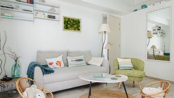 Televisie, een dvd-speler en een tafeltennistafel