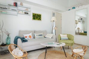 Televisie, een dvd-speler en een tafeltennistafel