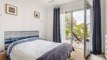 4 bedrooms, iron/ironing board, free WiFi, bed sheets